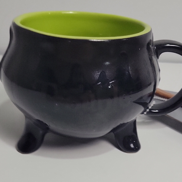 Hocus Pocus Color Changing “Trouble is Brewing” Cauldron Disney Parks Coffee Mug - Picture 4 of 6